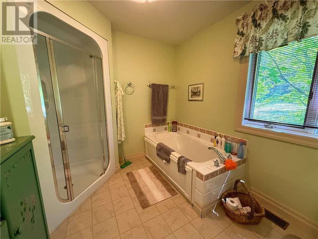 118 MAPLE DRIVE Image 44