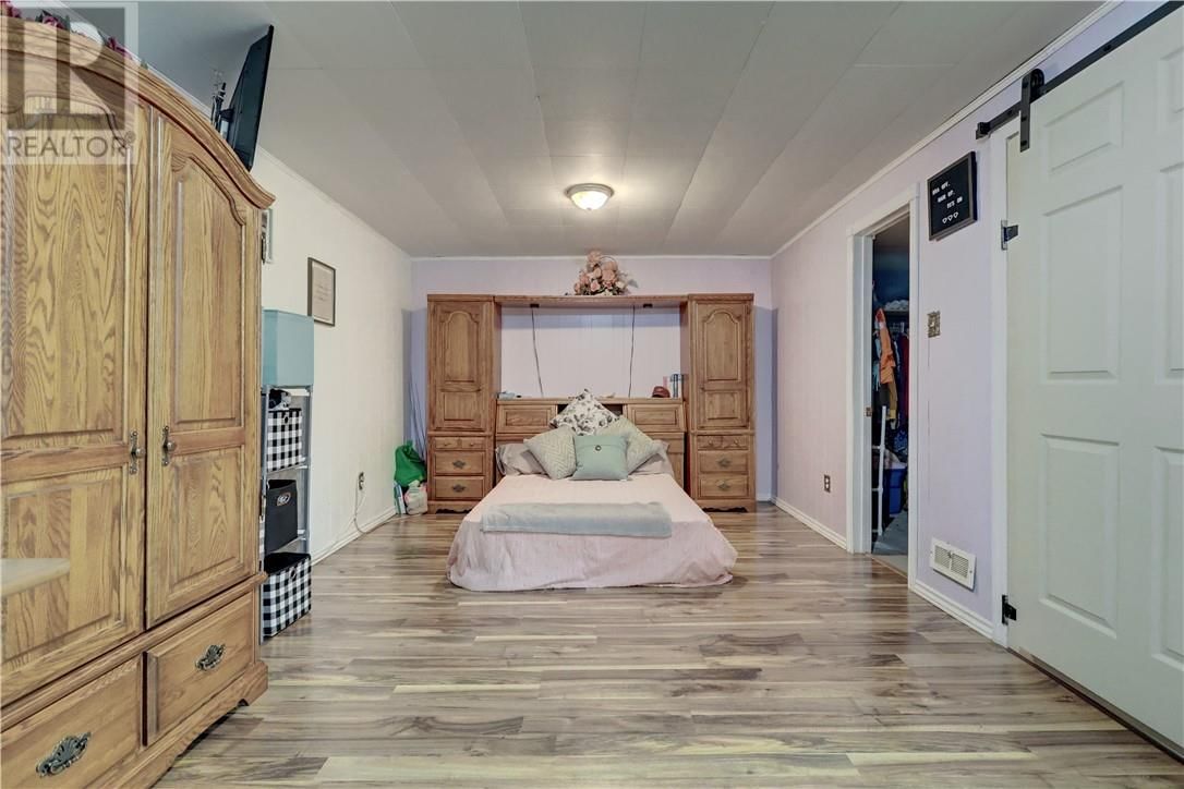 345 CASTLE STREET Image 26