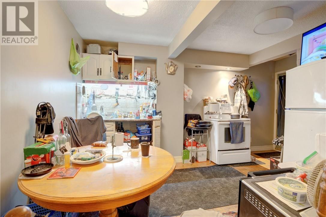 1071 LORNE STREET Image 10