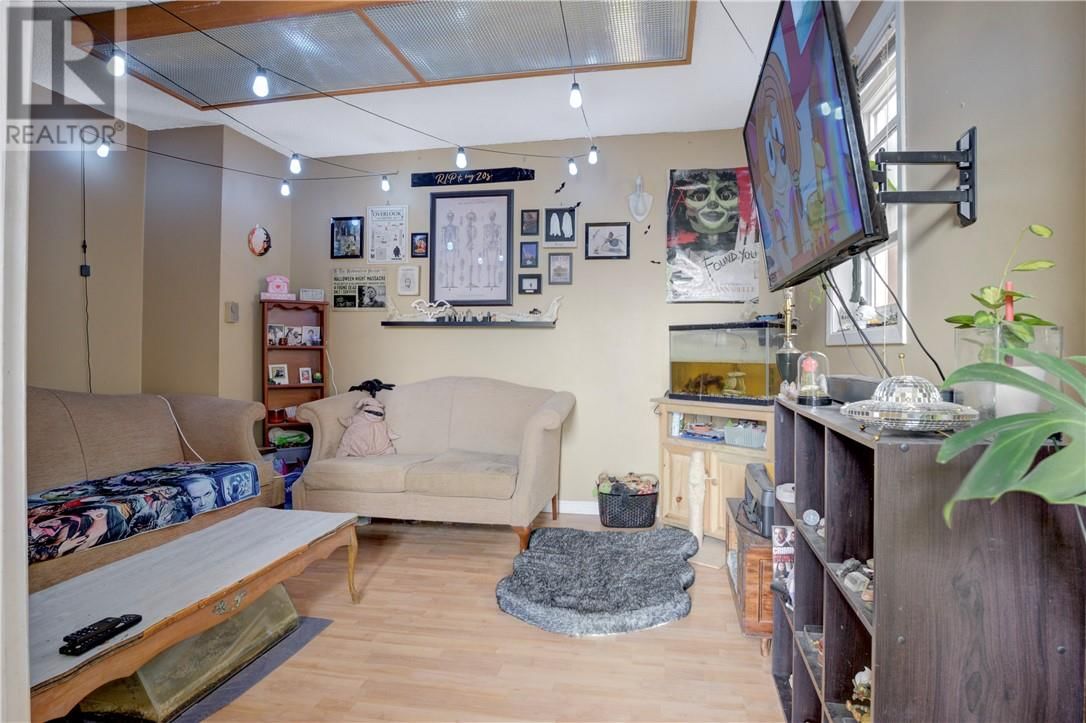 1071 LORNE STREET Image 15