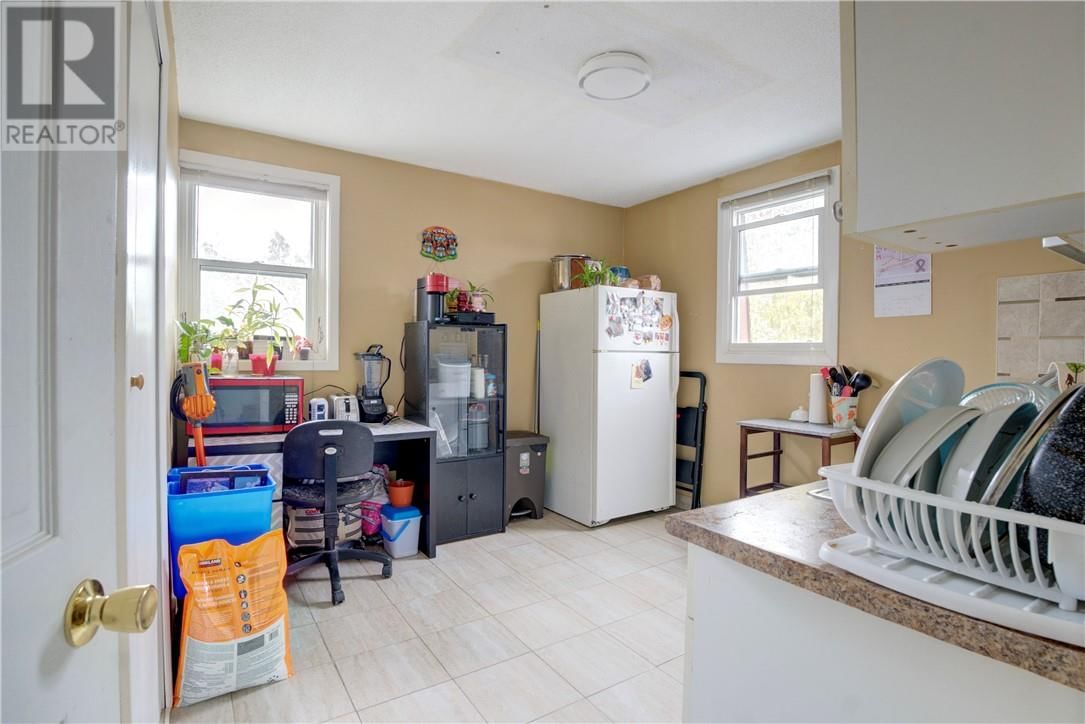 1071 LORNE STREET Image 16