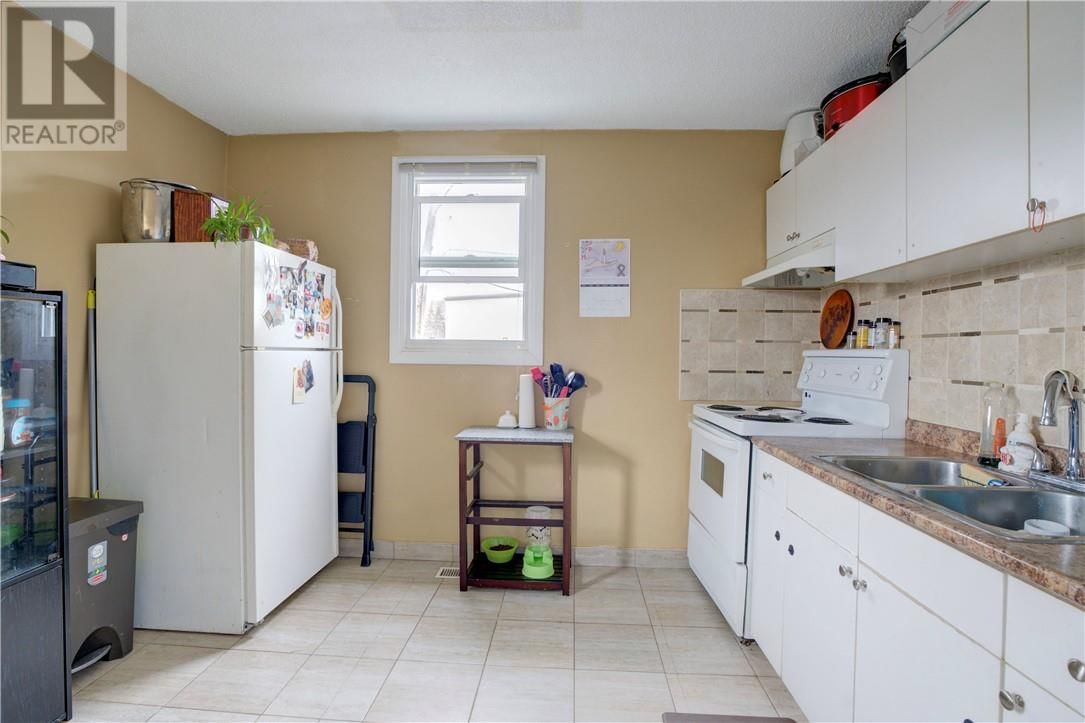 1071 LORNE STREET Image 17