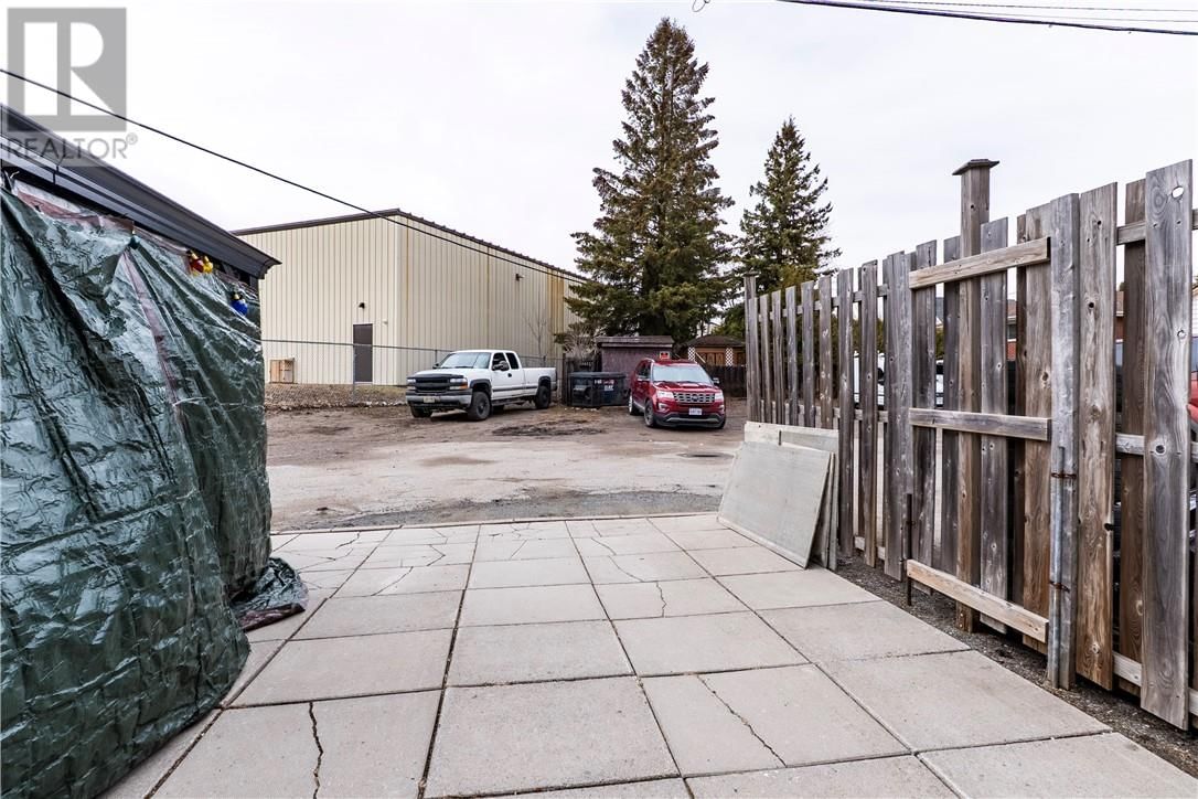 1071 LORNE STREET Image 18