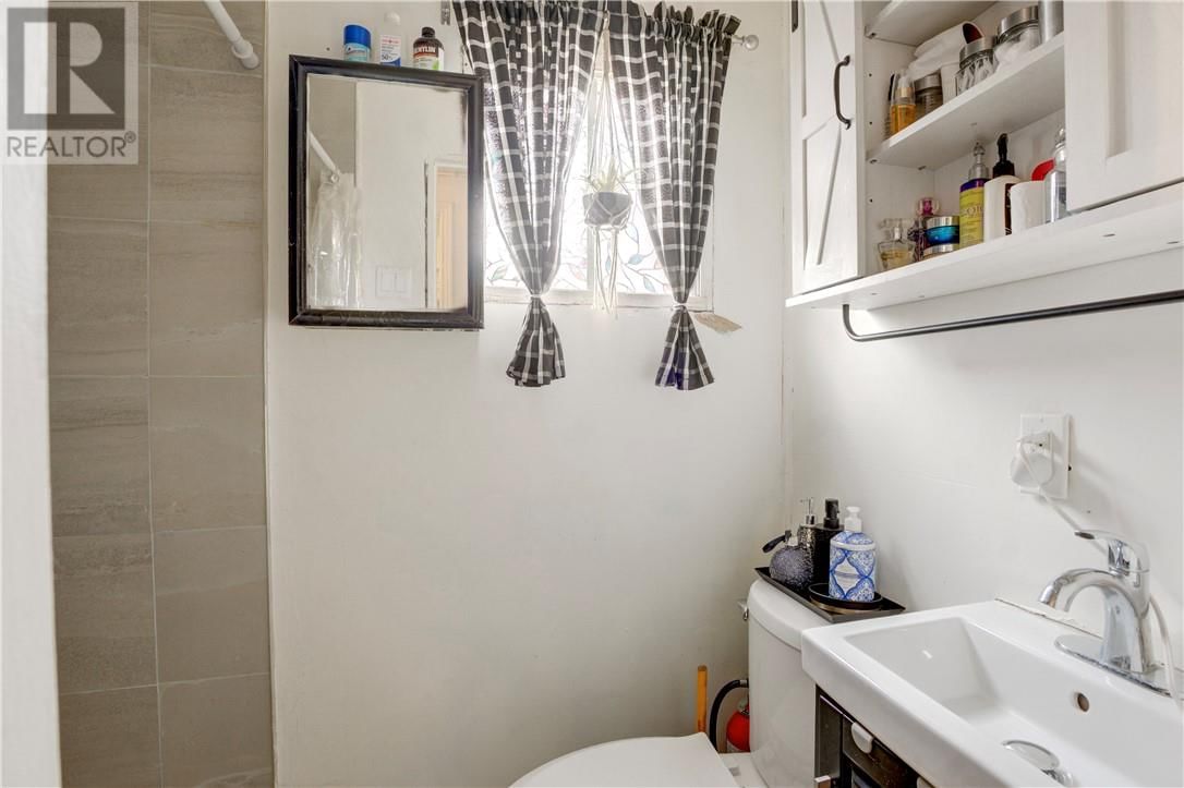 1071 LORNE STREET Image 6