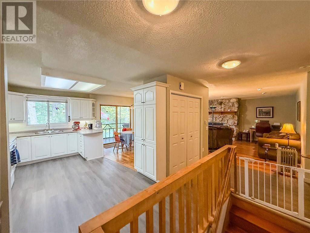 1086 LAKE STREET Image 25
