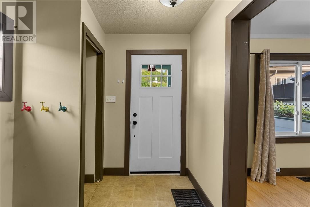 207 MOUNTAIN STREET Image 10