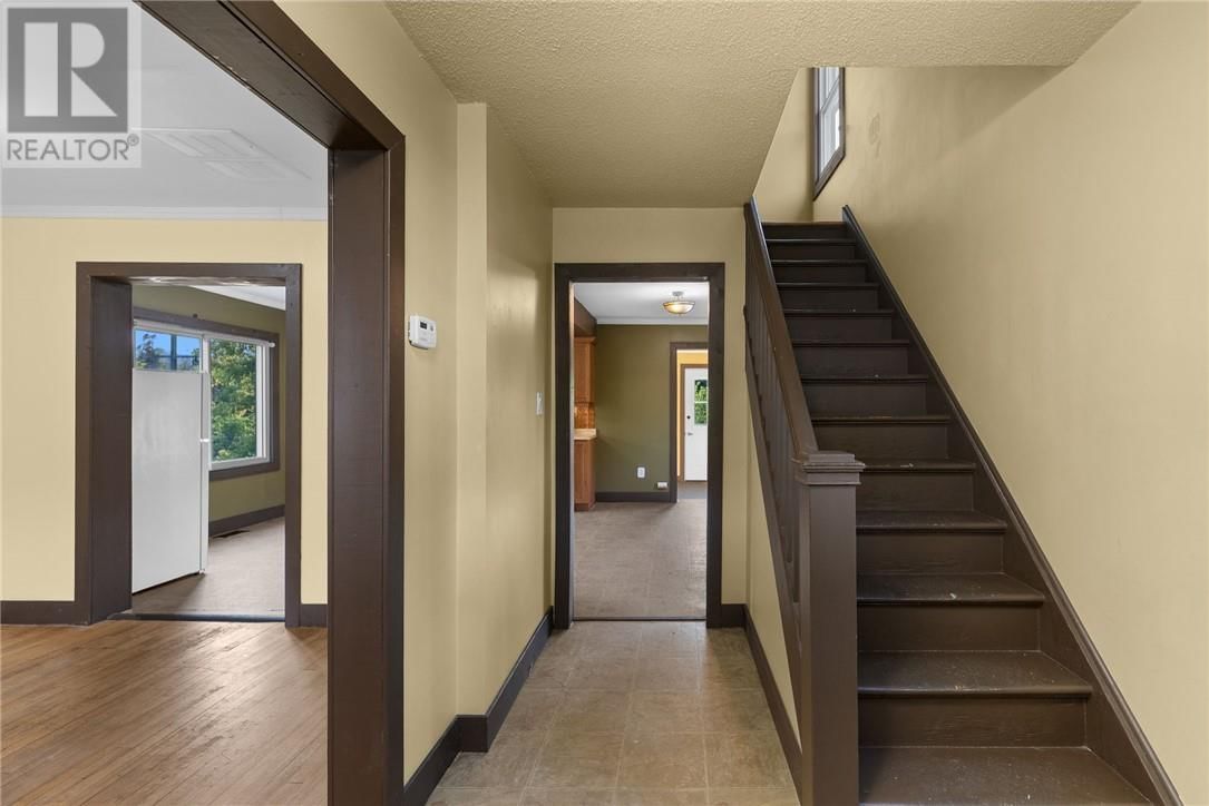 207 MOUNTAIN STREET Image 11