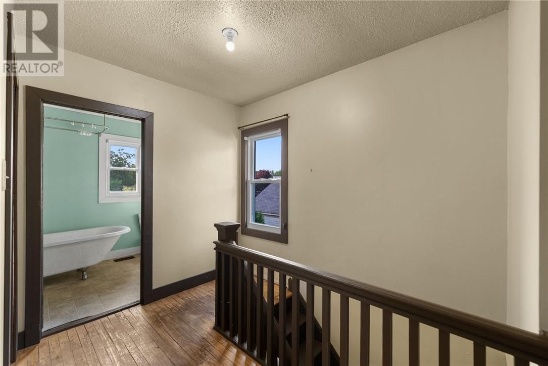 207 MOUNTAIN STREET Image 32