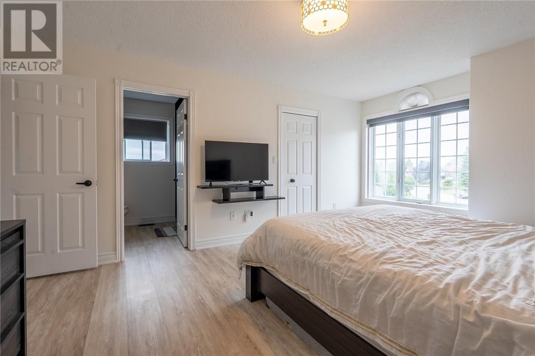 117 GARDENVALE COURT Image 12