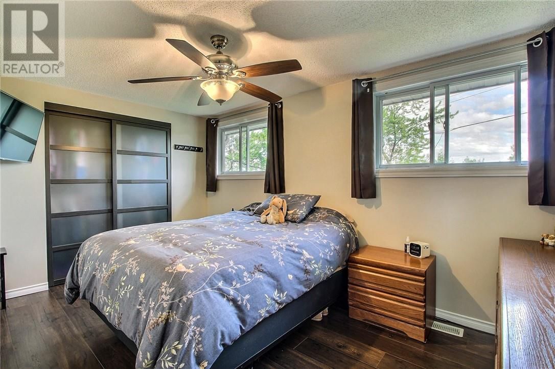 15 ELMHURST Image 10