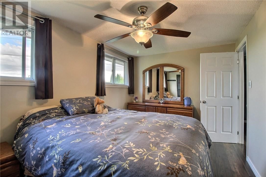 15 ELMHURST Image 11