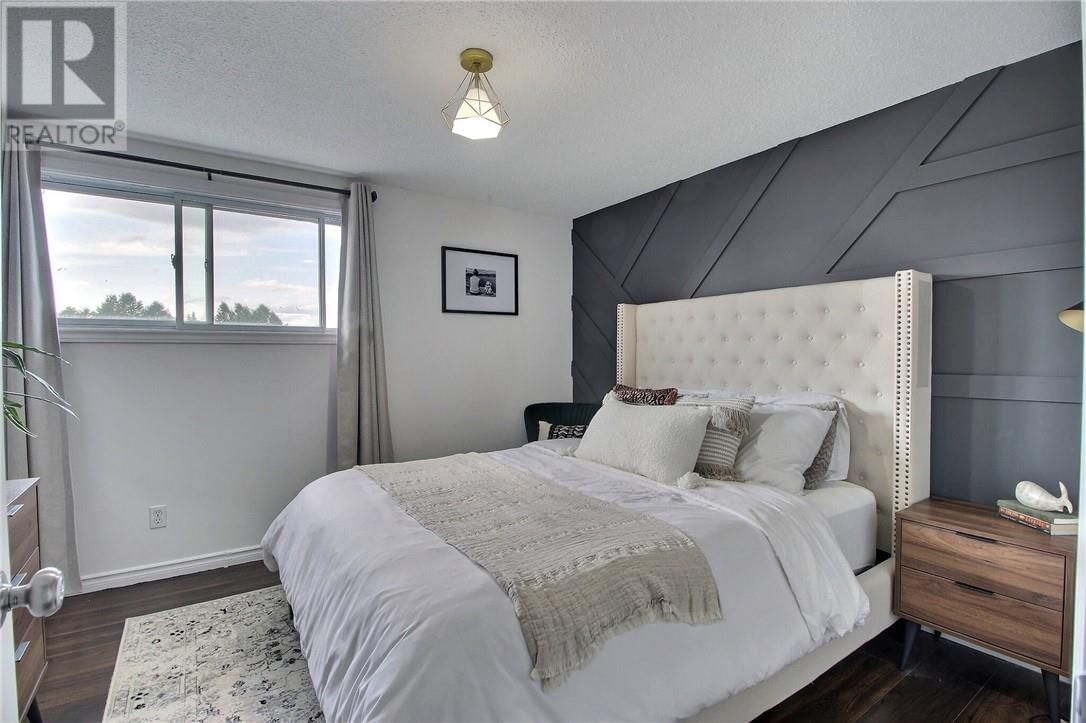 15 ELMHURST Image 12