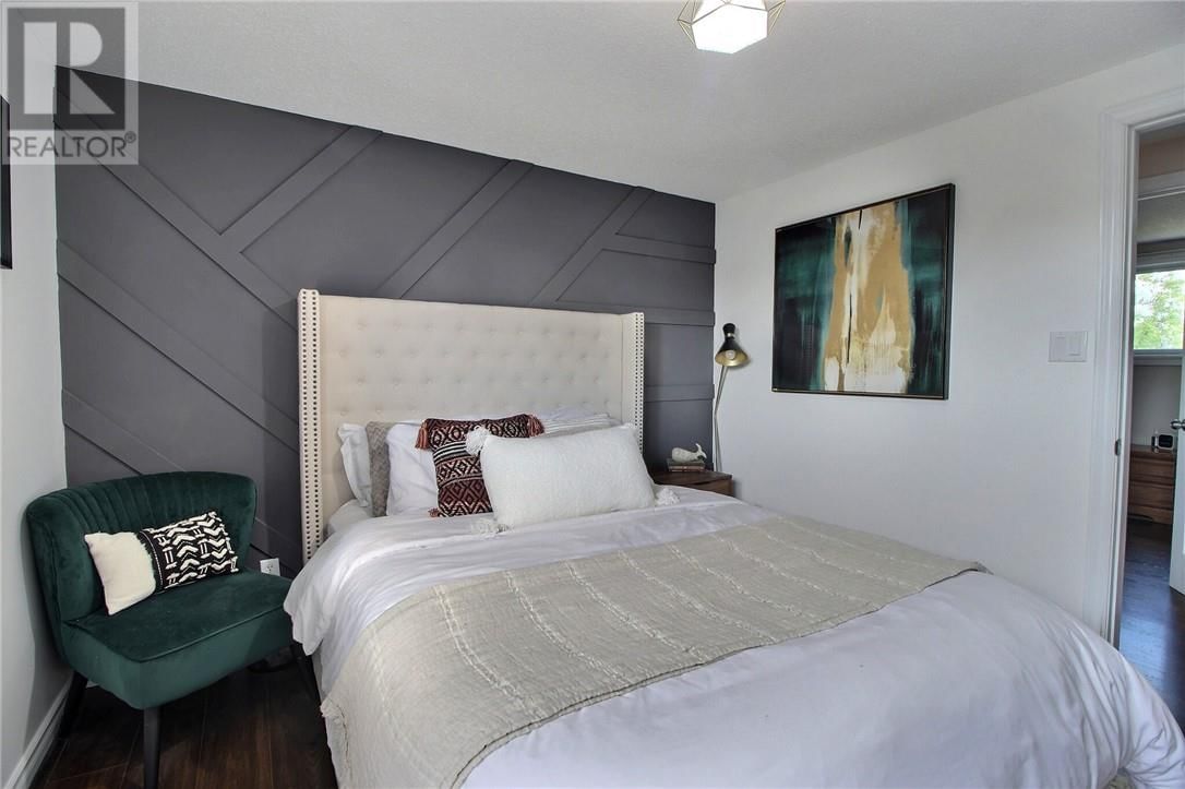 15 ELMHURST Image 13