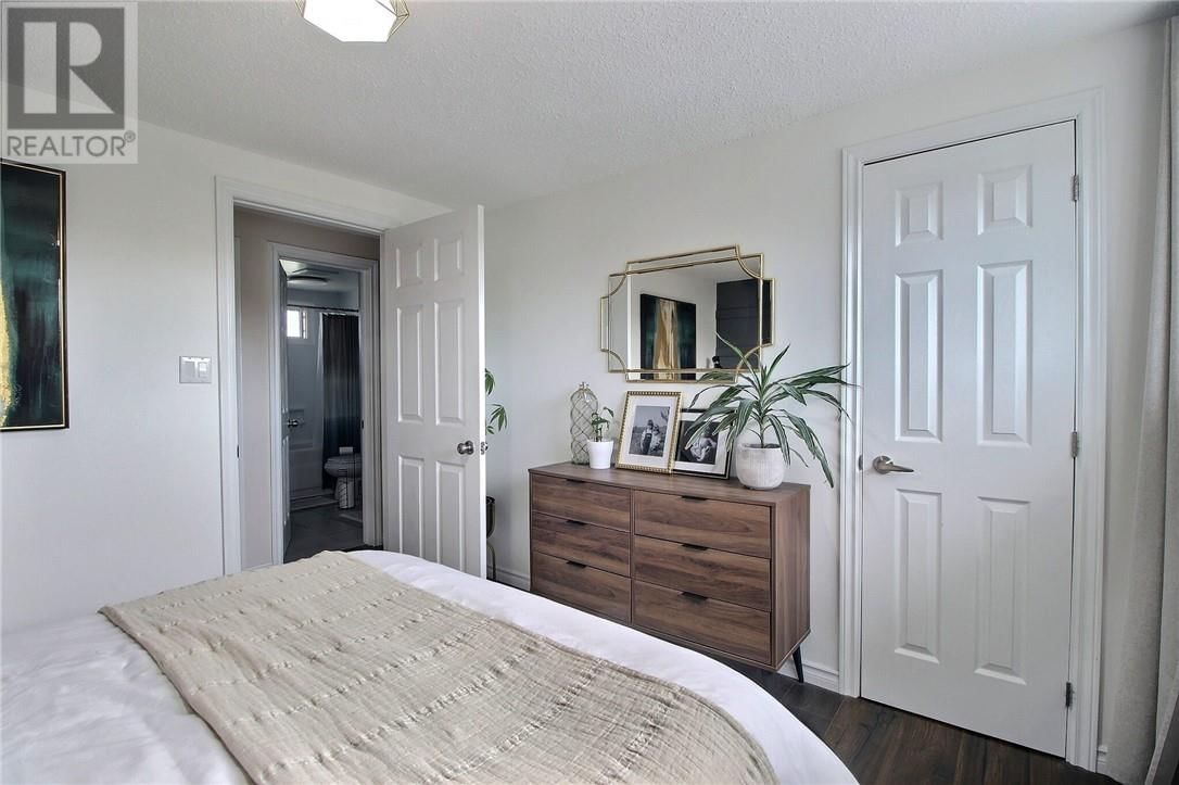 15 ELMHURST Image 14