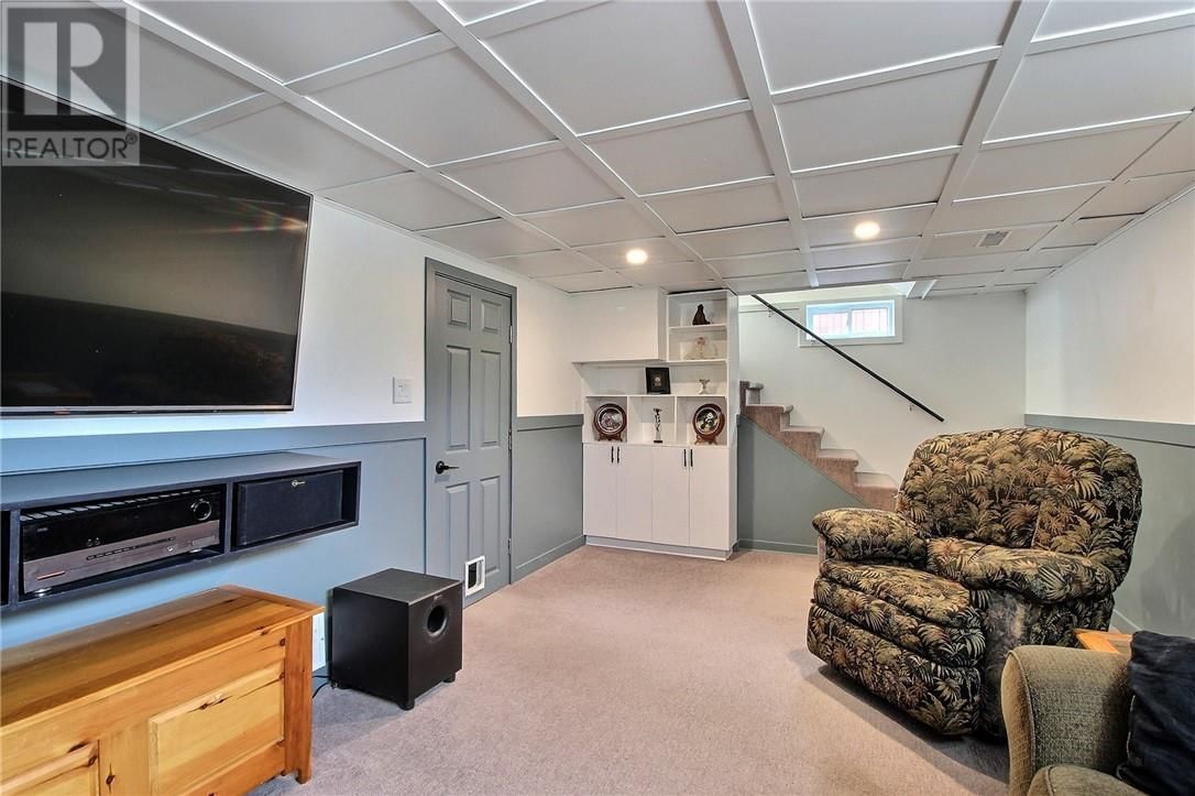 15 ELMHURST Image 17