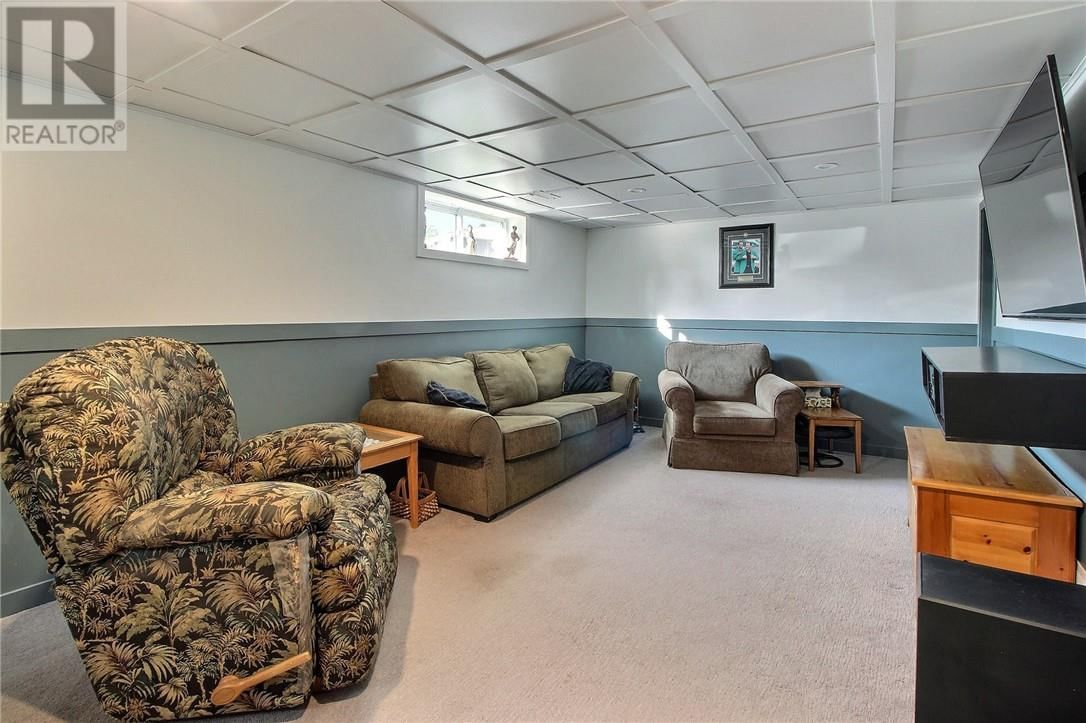 15 ELMHURST Image 18