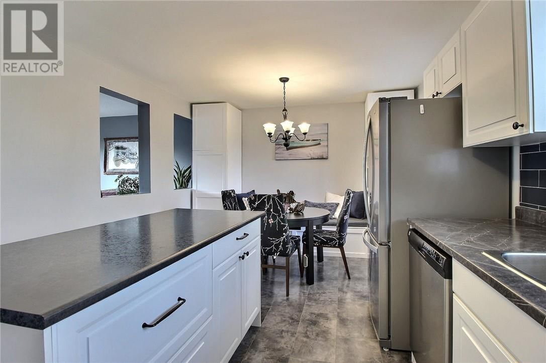 15 ELMHURST Image 3