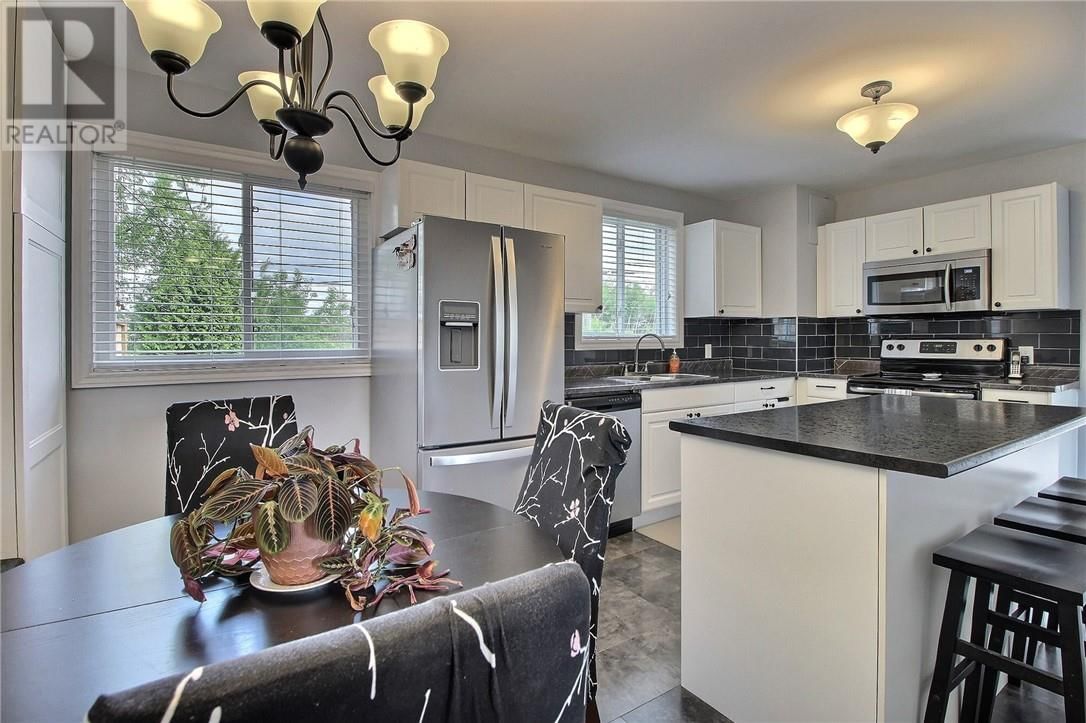 15 ELMHURST Image 4