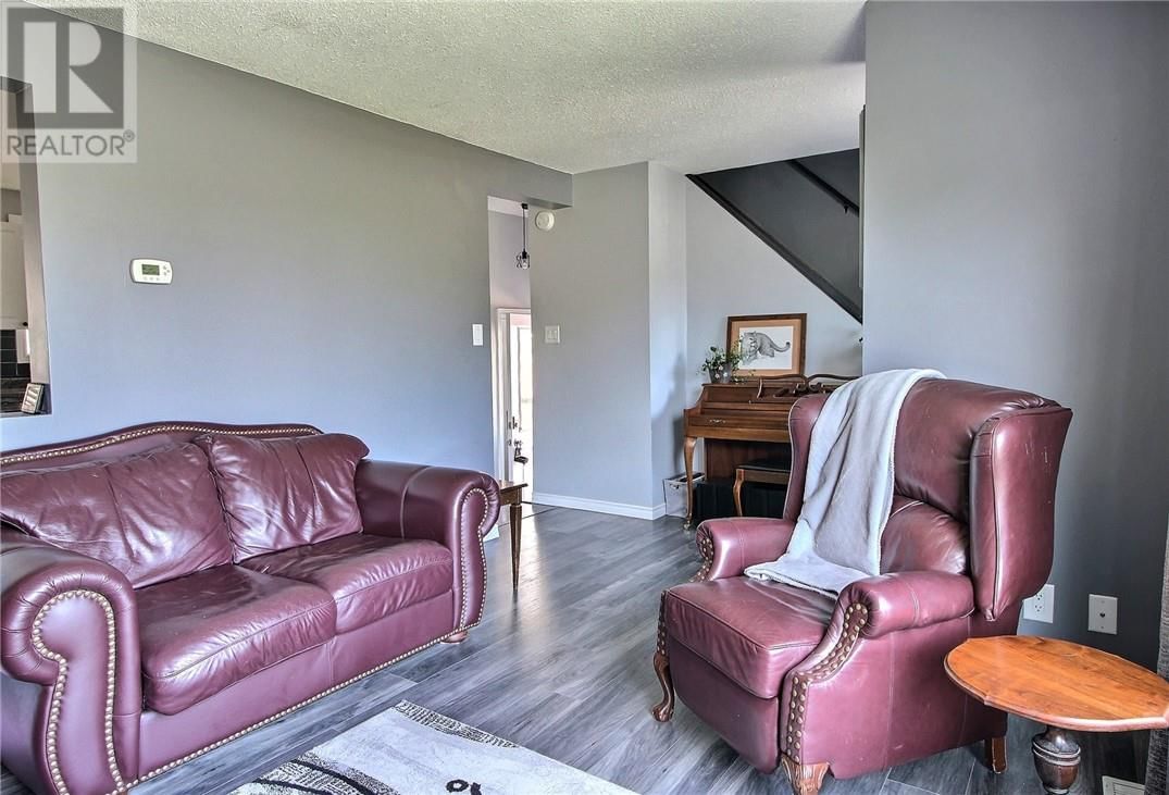 15 ELMHURST Image 7