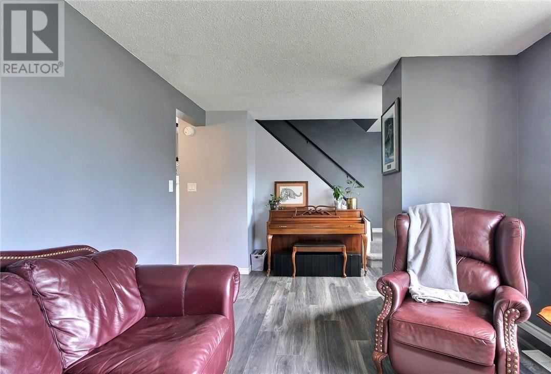 15 ELMHURST Image 8