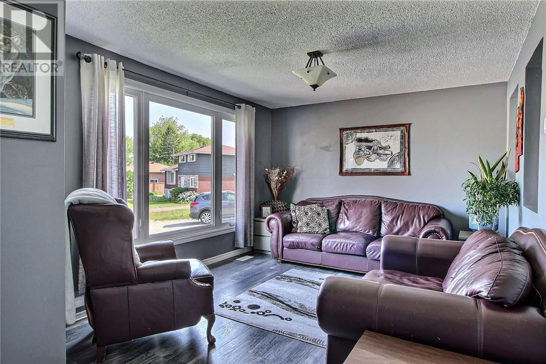 15 ELMHURST Image 9