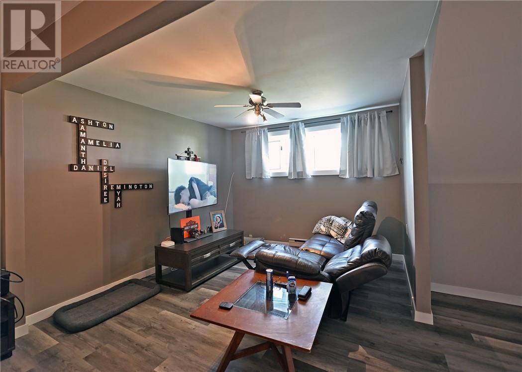 251 LAURETTE STREET Image 14