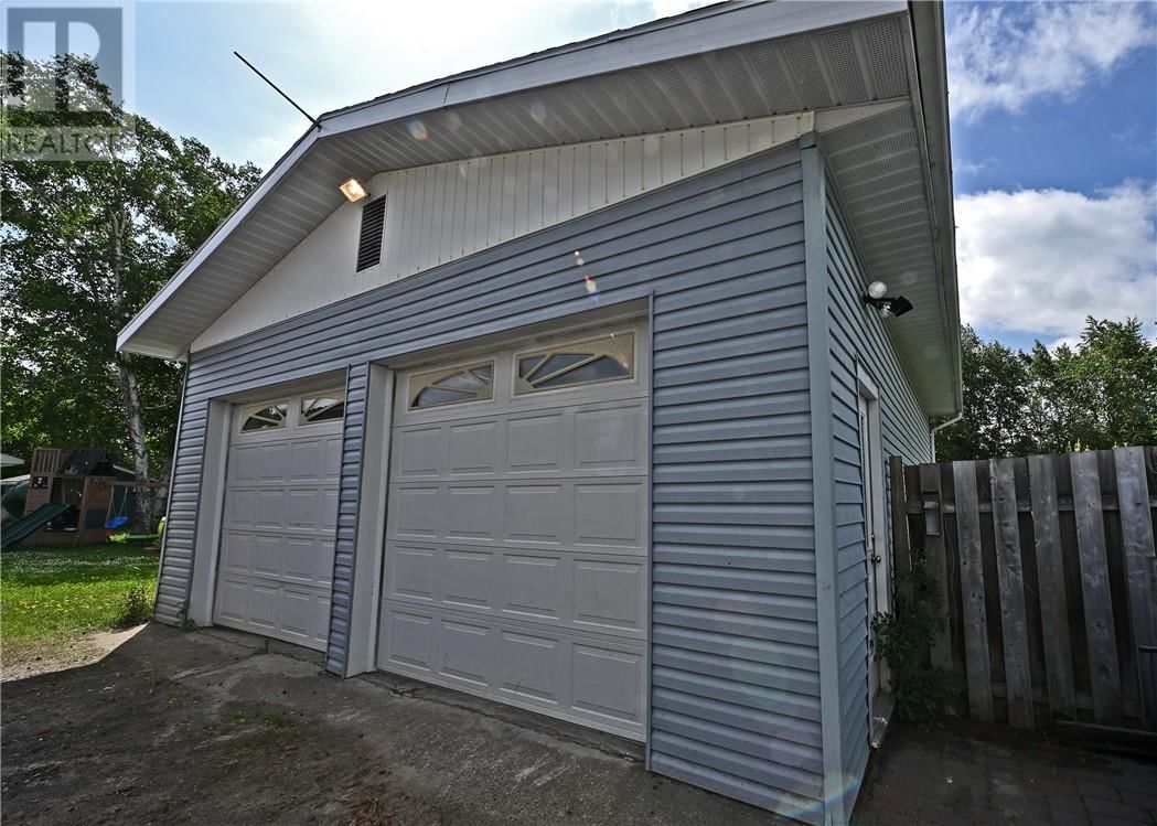 251 LAURETTE STREET Image 19