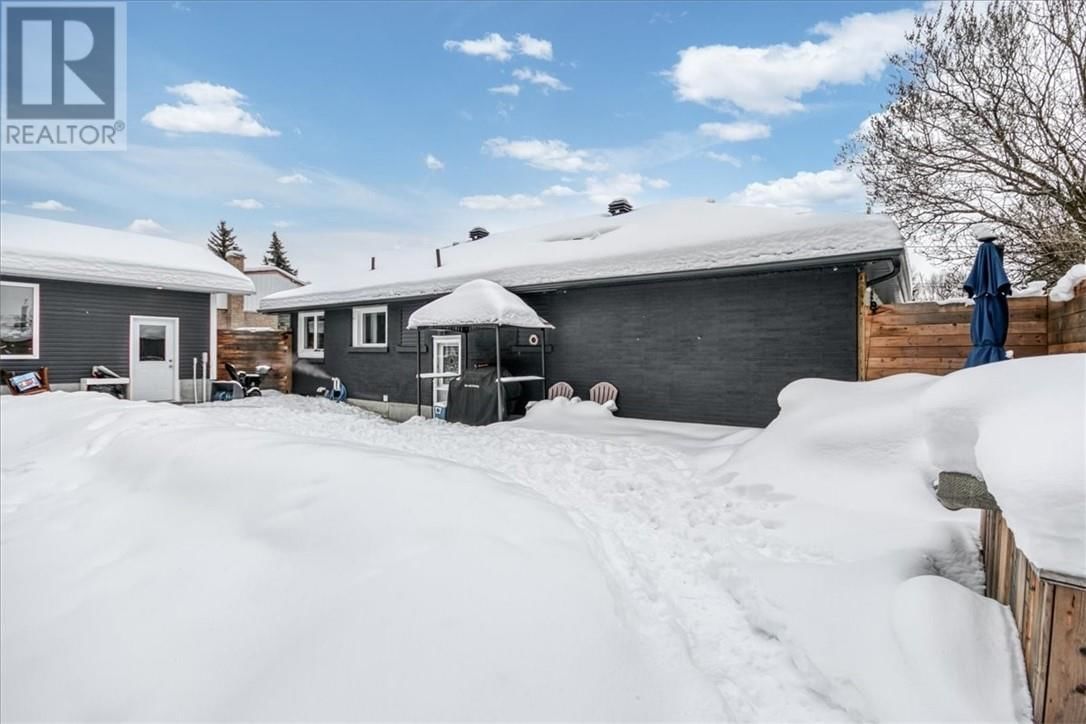 1004 DUBLIN STREET Image 32