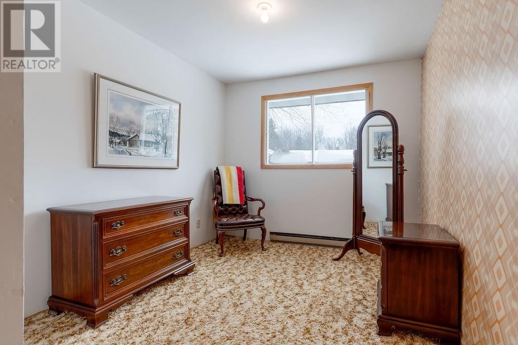 34 VILLAGE CRESCENT Image 11