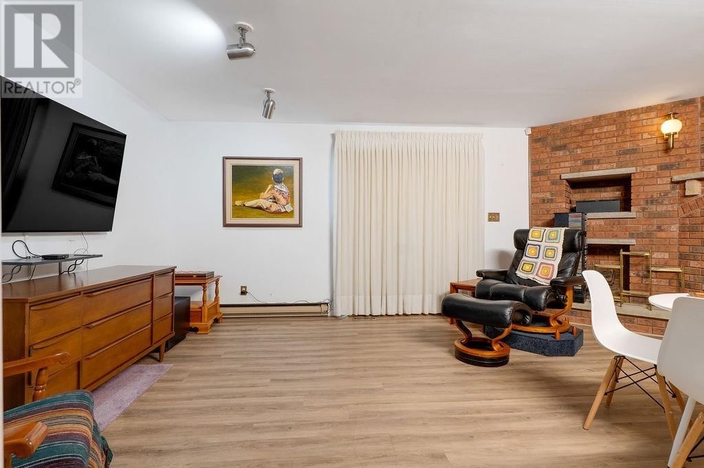 34 VILLAGE CRESCENT Image 13