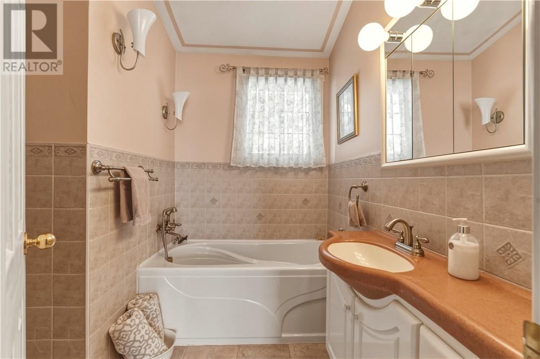 24 VAILLANCOURT DRIVE Image 11