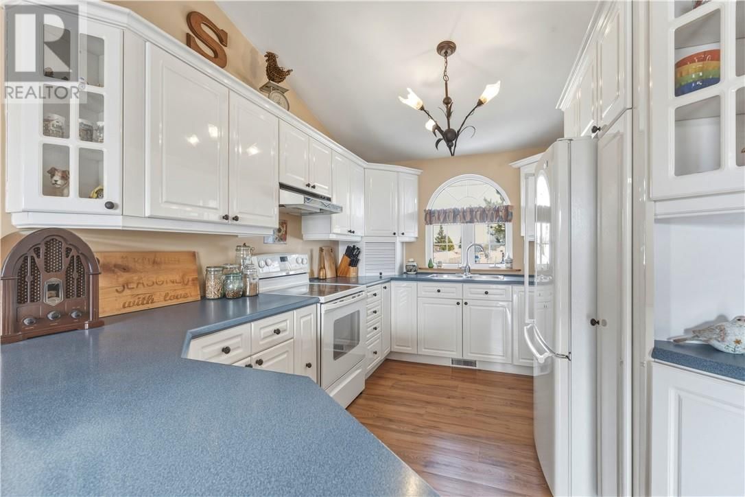 24 VAILLANCOURT DRIVE Image 6