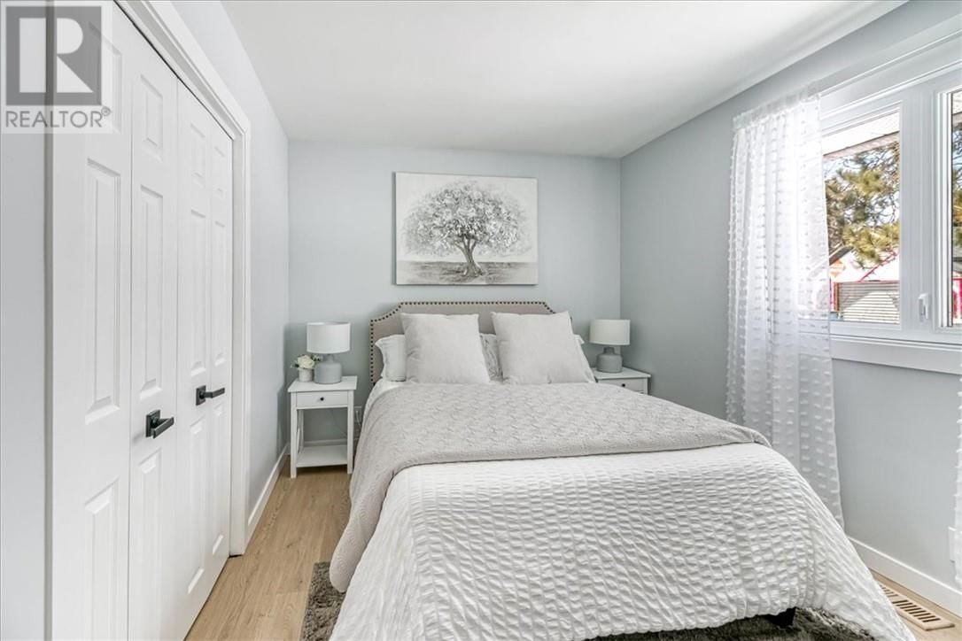 138 RIVERSIDE DRIVE Image 16