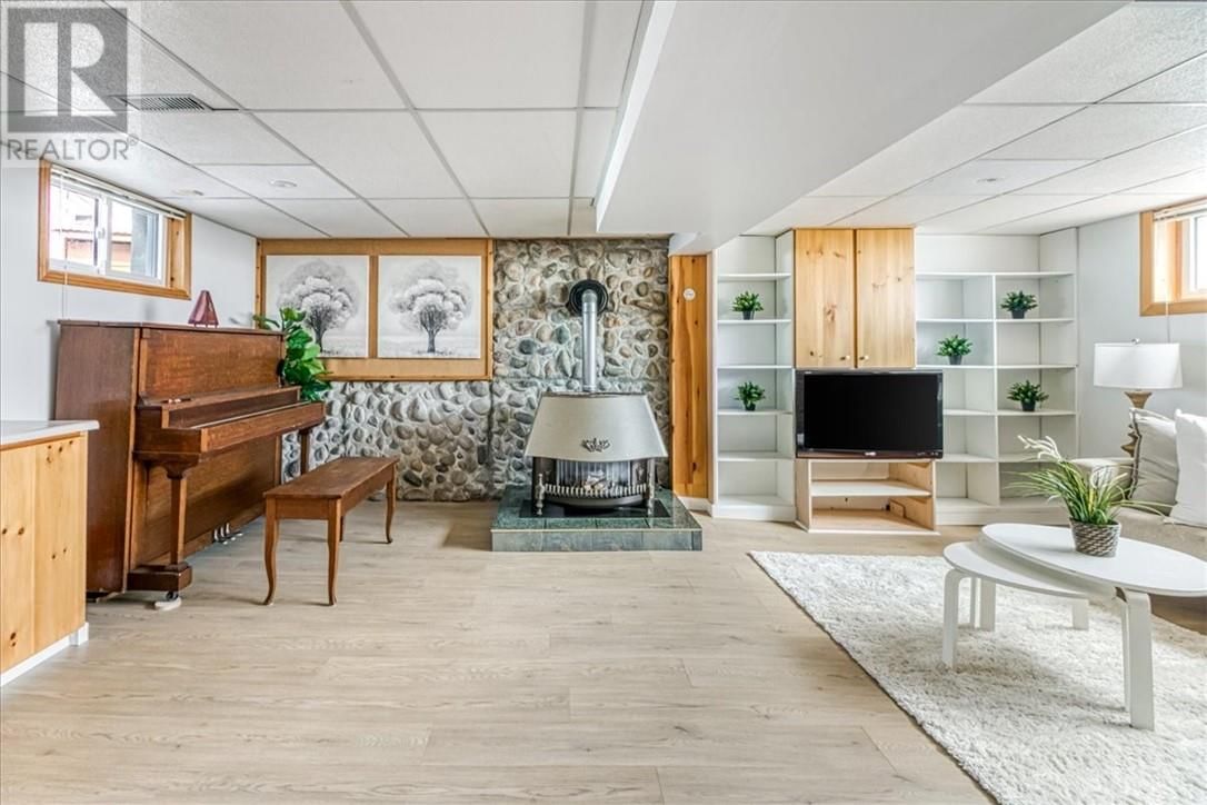 138 RIVERSIDE DRIVE Image 21