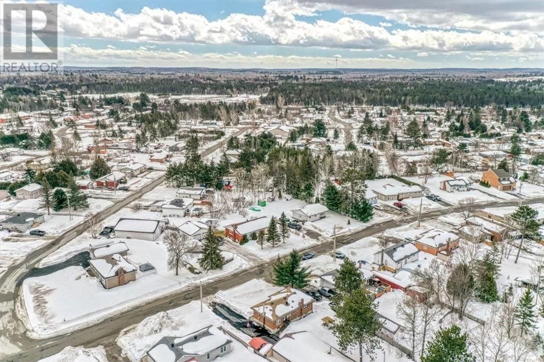 138 RIVERSIDE DRIVE Image 30