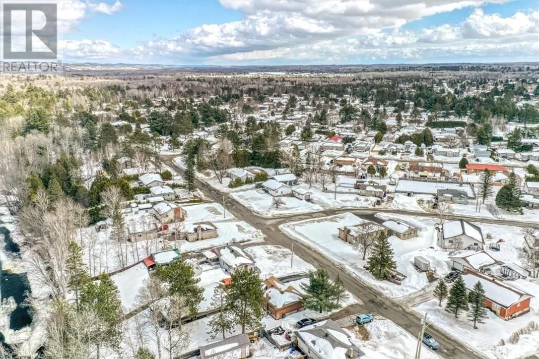 138 RIVERSIDE DRIVE Image 31