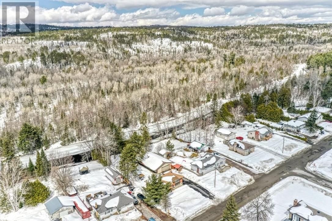 138 RIVERSIDE DRIVE Image 32