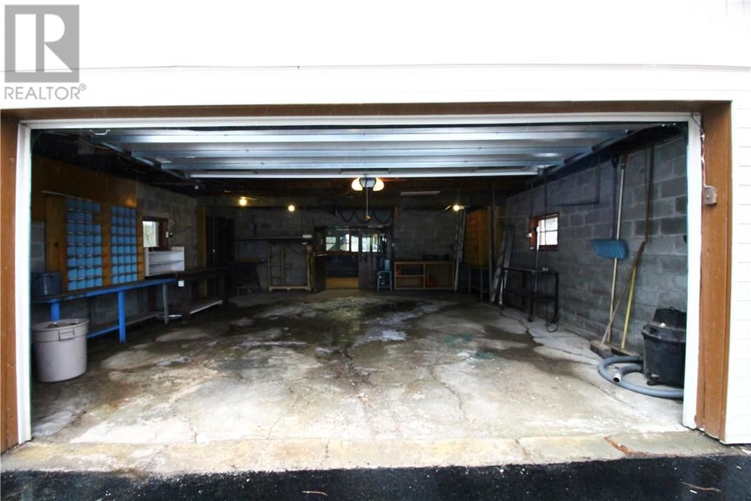 138 RIVERSIDE DRIVE Image 35