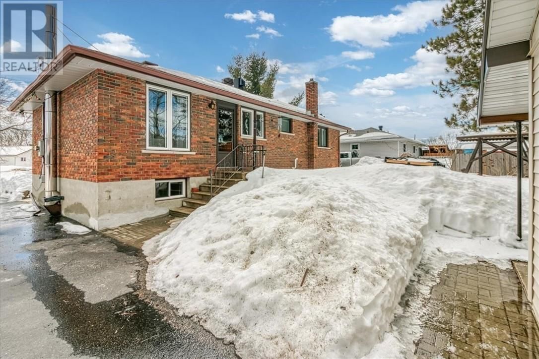 138 RIVERSIDE DRIVE Image 4