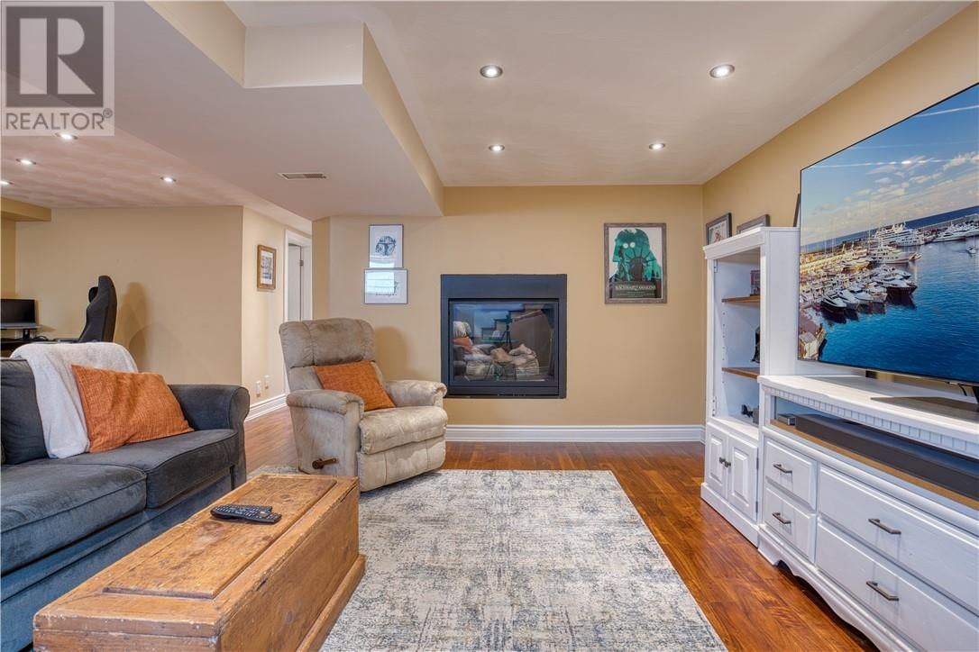 4468 HAMILTON CRESCENT Image 16