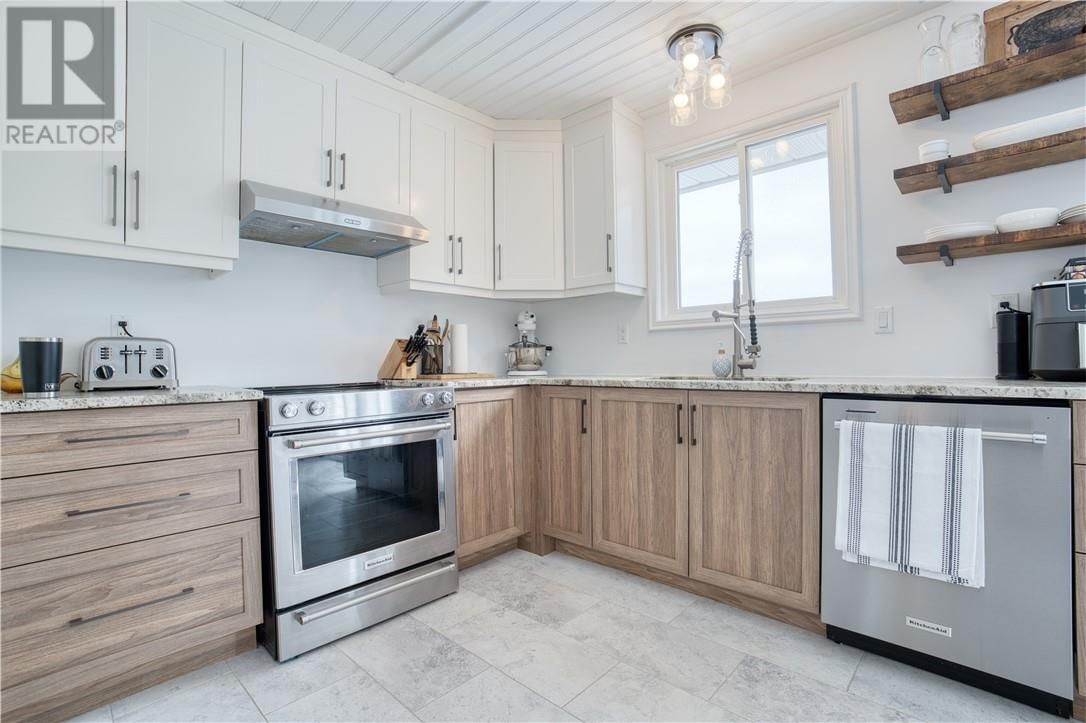 4468 HAMILTON CRESCENT Image 4