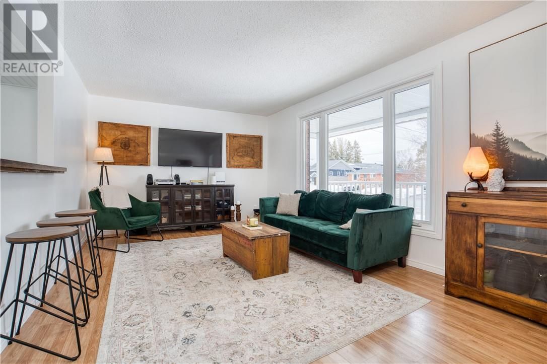 4468 HAMILTON CRESCENT Image 7