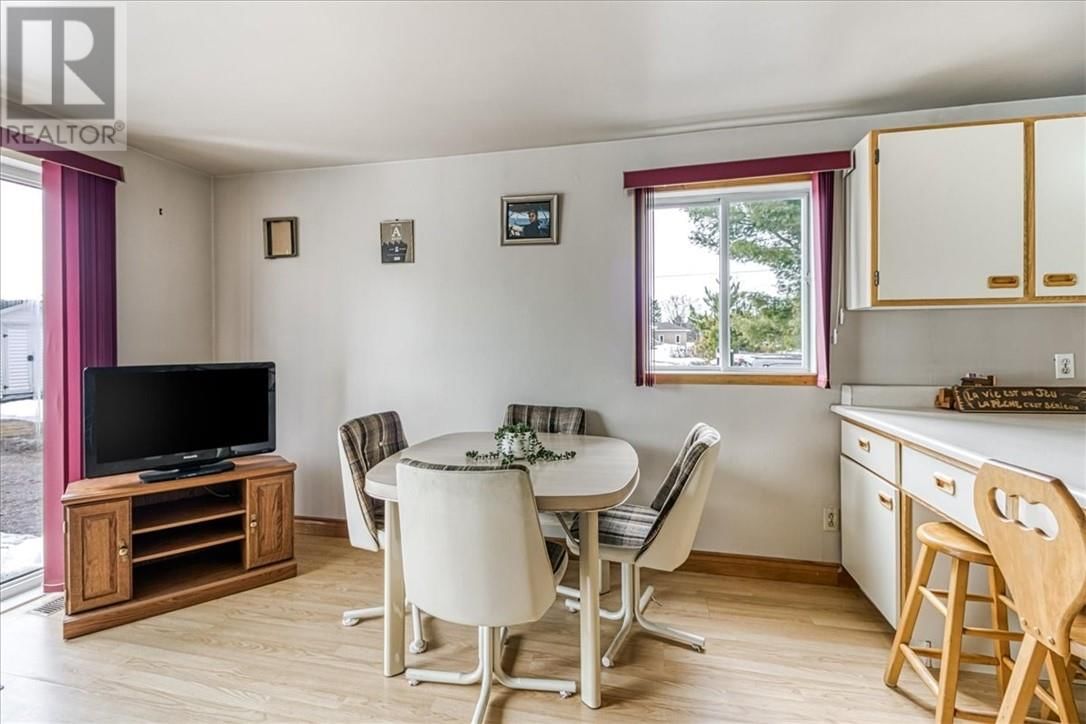 29 ARLINGTON DRIVE Image 12