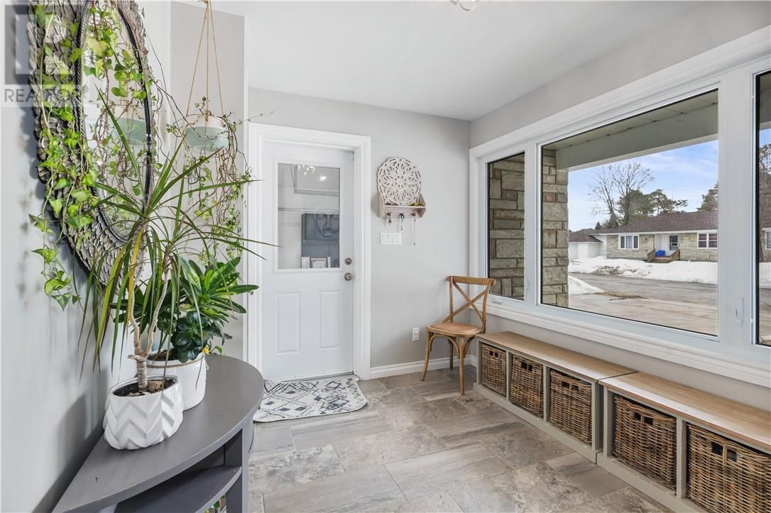 247 SPANISH RIVER DRIVE Image 10