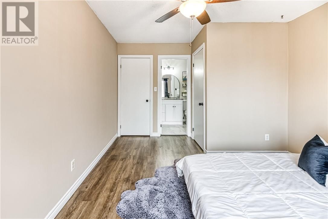 989 ARTHUR STREET Image 13