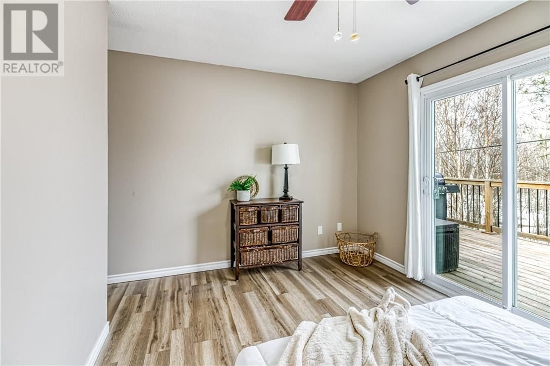 989 ARTHUR STREET Image 16