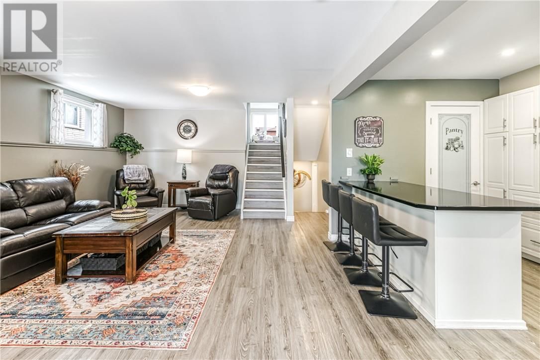 989 ARTHUR STREET Image 18