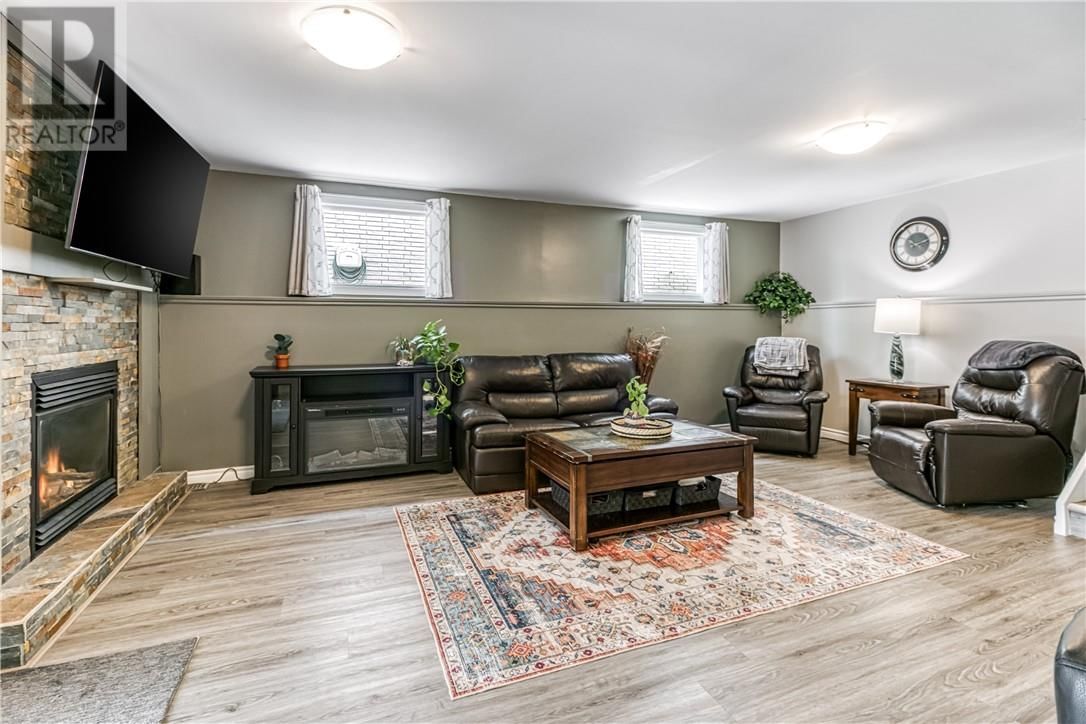 989 ARTHUR STREET Image 19