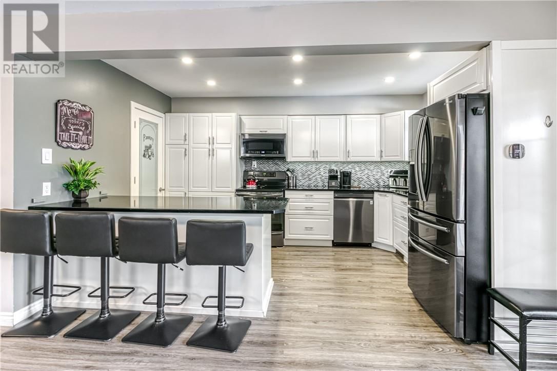 989 ARTHUR STREET Image 21