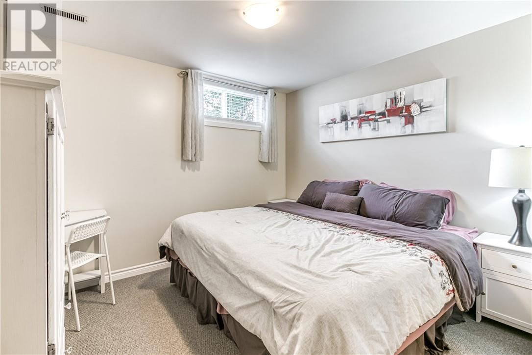 989 ARTHUR STREET Image 25